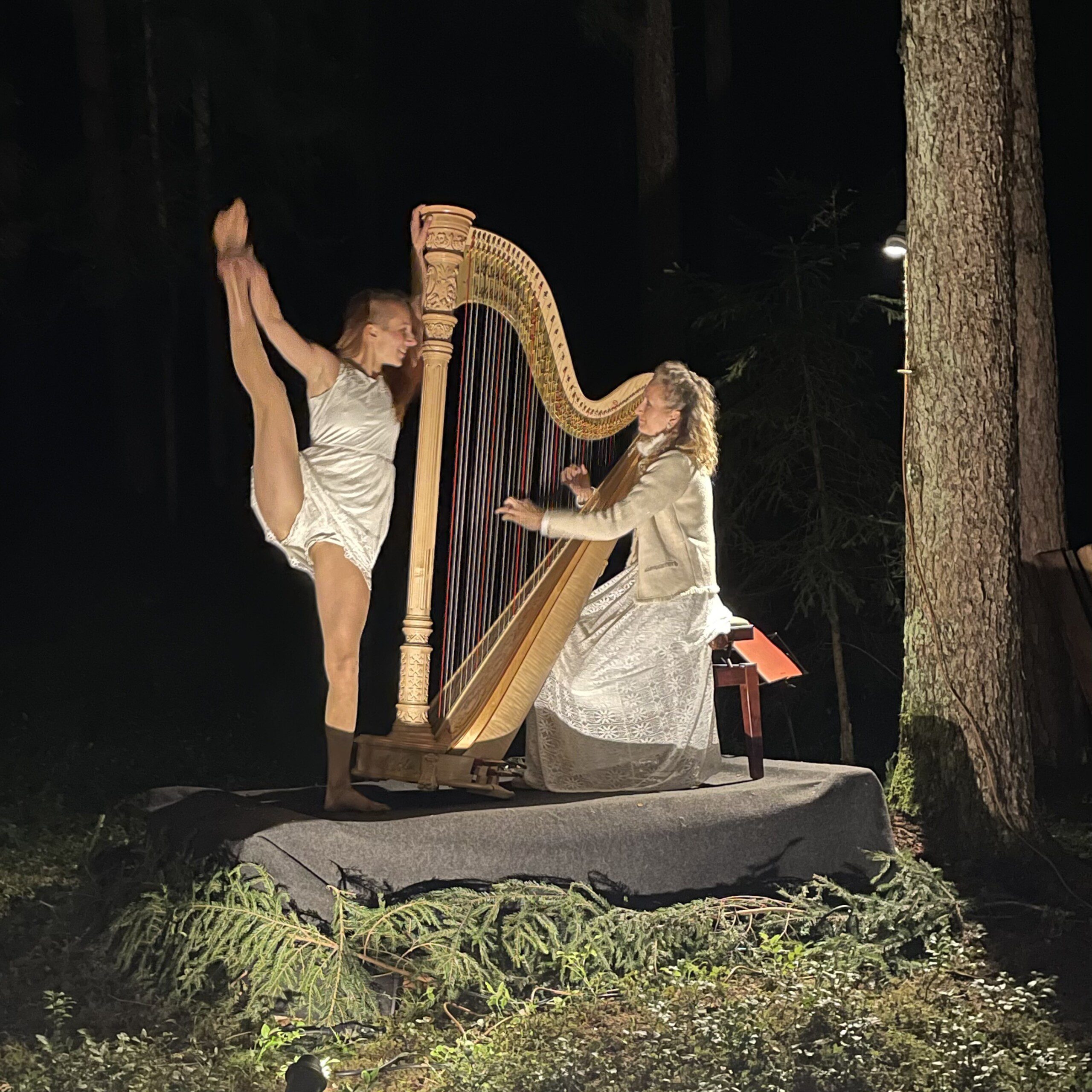 Isabel Goller mit Harfe und Tänzerin